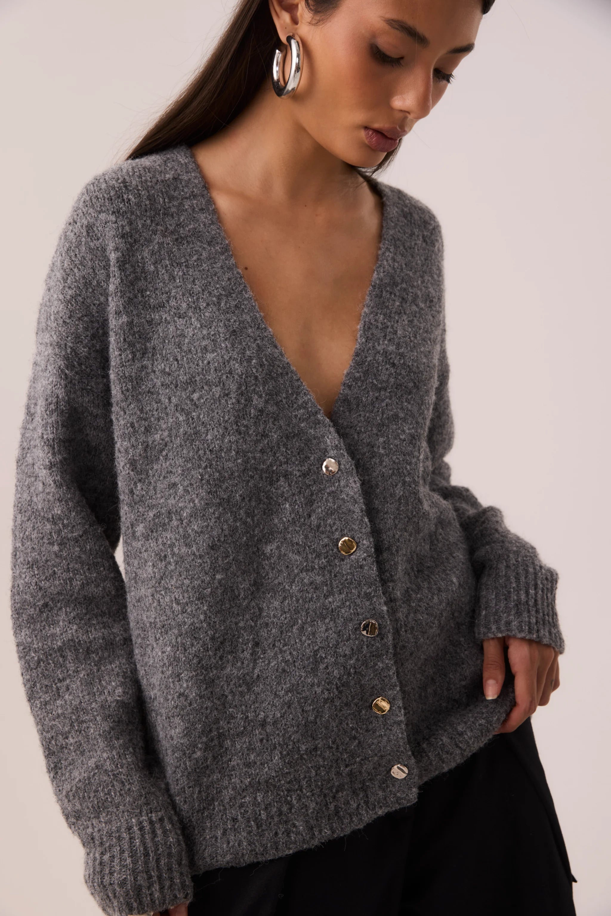 Cardigan Oversized de Lã Cinza com Botões – Vena Amoris