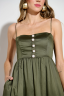 Vestido midi verde escuro acetinado com botões e saia evasê