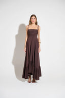Vestido longo marrom com corpo franzido e barra com babado