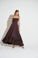 Vestido longo marrom com corpo franzido e barra com babado