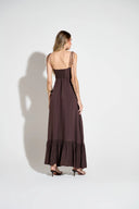 Vestido longo marrom com corpo franzido e barra com babado