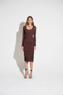 Vestido midi marrom em tule com franzido e manga longa
