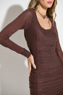 Vestido midi marrom em tule com franzido e manga longa
