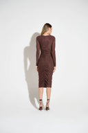 Vestido midi marrom em tule com franzido e manga longa