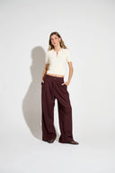 Calça pantalona marrom em linho com pregas e pernas amplas