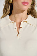 Camiseta polo de tricô off-white com gola e botões