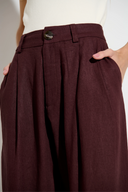 Calça pantalona marrom em linho com pernas amplas