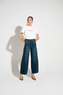 T-shirt off-white com bordado 'Emocionada' e gola redonda