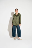 Camisa verde escuro acetinada com gola ampla