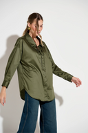 Camisa Vitória verde escuro acetinada com gola ampla