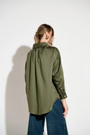 Camisa verde escuro acetinada com gola ampla