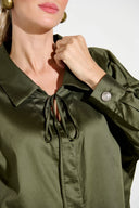 Camisa verde escuro acetinada com gola ampla