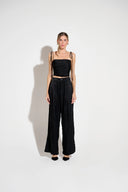 Blusa de cetim preto com franzido e alças de amarrar