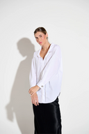 Camisa branca com gola ampla e pregas frontais