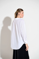 Camisa branca com gola ampla e pregas frontais