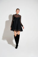 Vestido curto preto em renda com alças finas