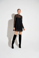 Vestido curto preto em renda com alças finas