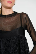 Vestido curto preto em renda com alças finas