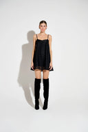 Vestido curto Lumière preto em renda com alças finas e modelagem evasê