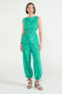 Calça aladim verde em laise floral com punhos franzidos