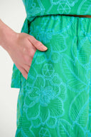 Calça aladim verde em laise floral com punhos franzidos