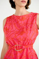 Regata pink em laise floral com gola canoa e faixa com fivela
