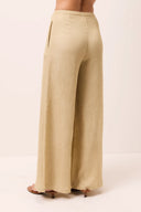 Calça pantalona areia em linho com pernas amplas