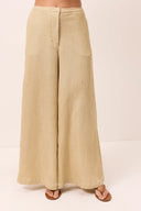 Calça pantalona areia em linho com pernas amplas