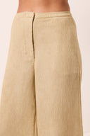 Calça pantalona areia em linho com pernas amplas