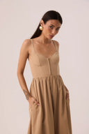 Vestido midi caqui com corpo corselet e saia rodada