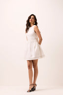 Vestido curto off-white em tricoline com laço nas costas