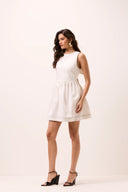 Vestido curto off-white em tricoline com laço nas costas