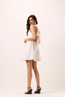 Vestido curto Julia off-white em tricoline com laço e costas abertas