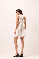 Vestido curto off-white em tricoline com laço nas costas