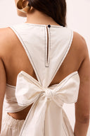Vestido curto off-white em tricoline com laço nas costas