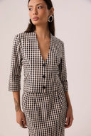 Blusa vichy preto e branco em algodão com manga 7/8, decote V e botões frontais