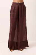 Calça pantalona marrom em rami com pernas amplas