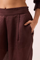 Calça pantalona marrom em rami com pernas amplas
