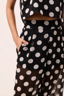 Calça pantalona de poá preto e branco em crepe