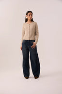 Calça jeans azul escuro modelagem barrel