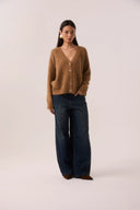 Cardigan oversized de tricô de lã caramelo com botões dourados