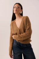 Cardigan oversized de tricô de lã caramelo com botões dourados