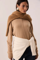 Blusa de tricô gola alta caramelo com costura frontal