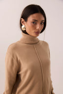 Blusa de tricô gola alta caramelo com costura frontal aparente