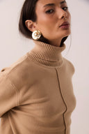 Blusa de tricô gola alta caramelo com costura frontal