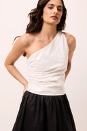 Blusa de um ombro só em alfaiataria off-white com franzido lateral