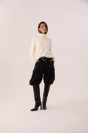Blusa de tricô gola alta off-white com costura frontal aparente