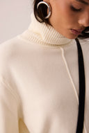 Blusa de tricô gola alta off-white com costura frontal