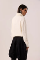 Blusa de tricô gola alta off-white com costura frontal