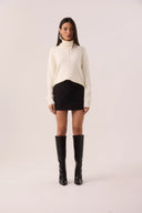 Blusa de tricô gola alta off-white com costura frontal